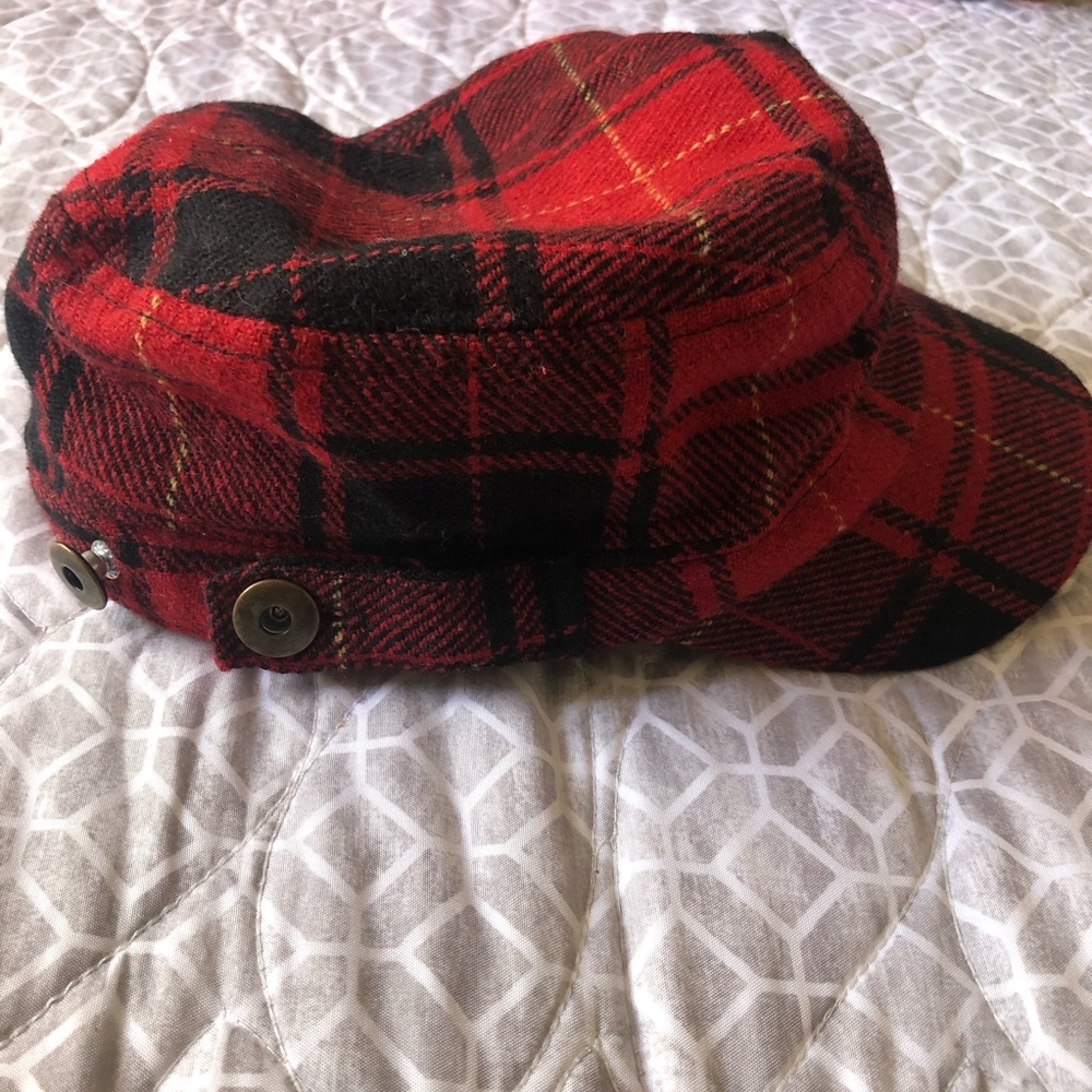 Nautical hat with buttons